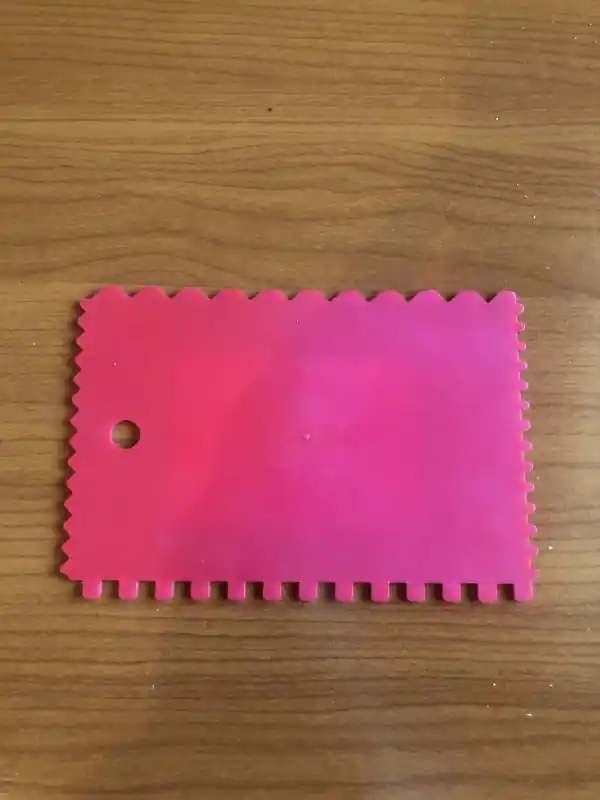 SCHULLER fogazott műanyag spatulya 9x13 Végkiárusítás